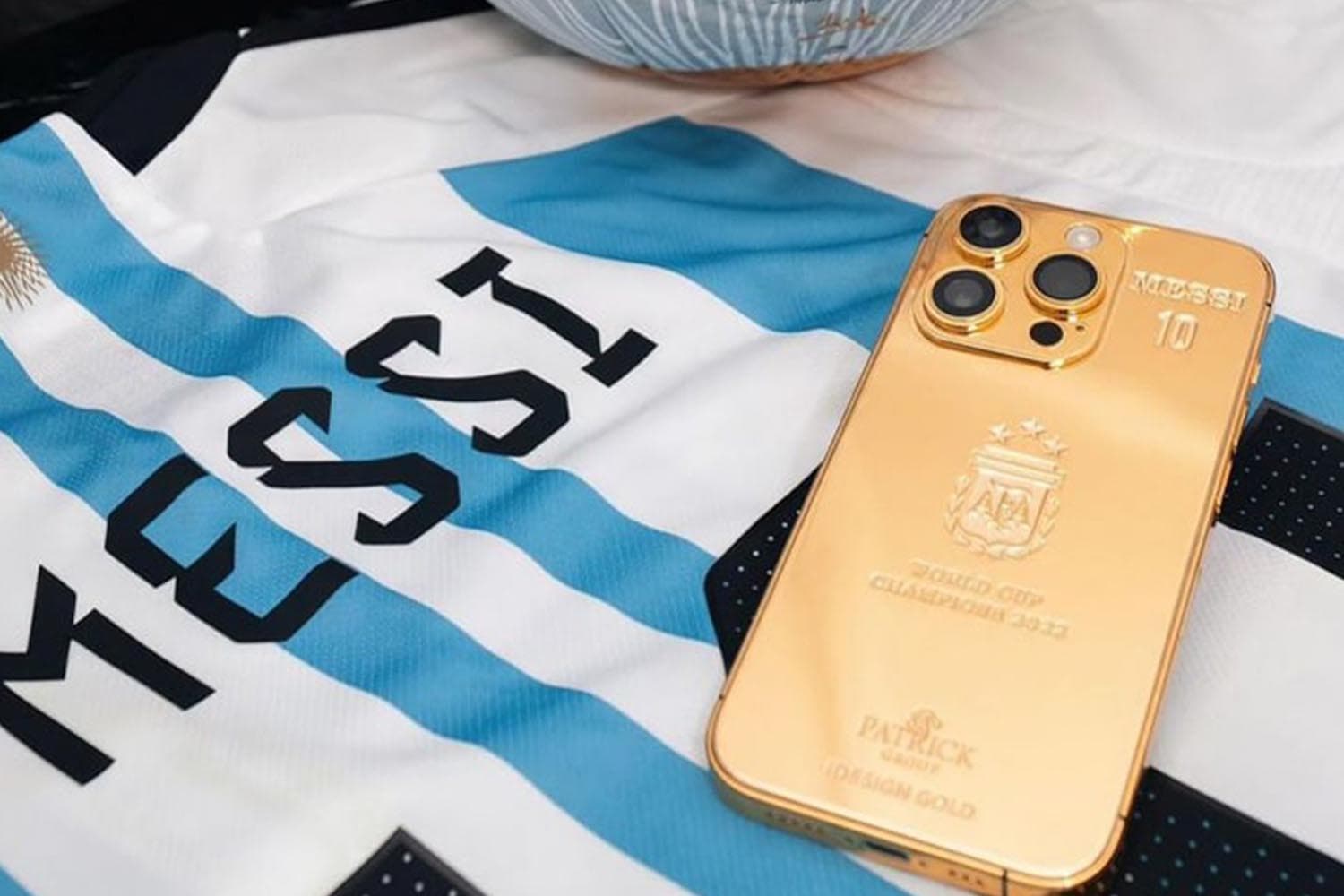 Messi_give_gold_i_Phone_14_Pro_Max_to_Argentina_squad_SPACEBAR_Hero_ed76e5f8f9.jpeg