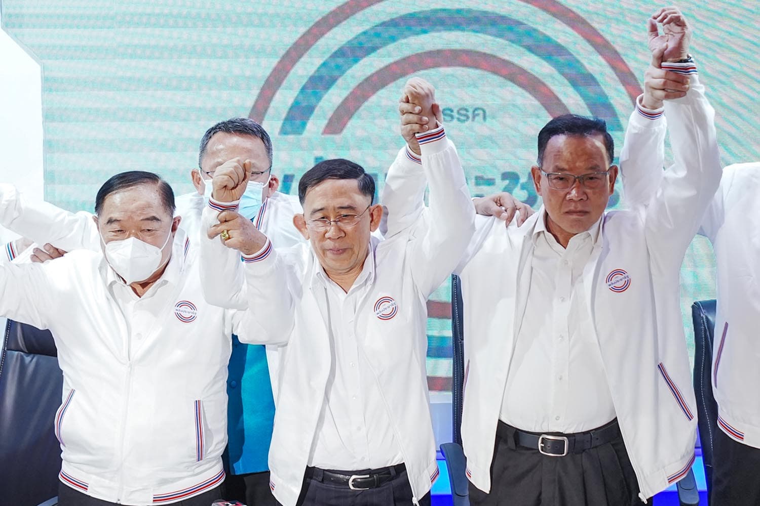 Mingkwan_submitted_letter_of_resignation_from_Palang_Pracharat_Party_edit_SPACEBAR_Hero_5bce63ebd4.jpeg