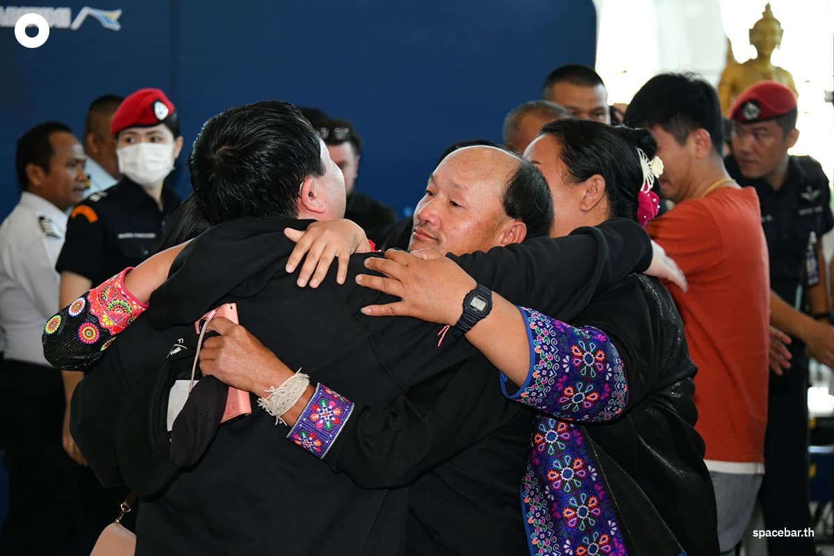Ministry_of_Foreign_Affairs_receives_5_Thai_hostages_after_Hamas_releases_them_back_home_SPACEBAR_Photo01_5a3c429e6f.jpg