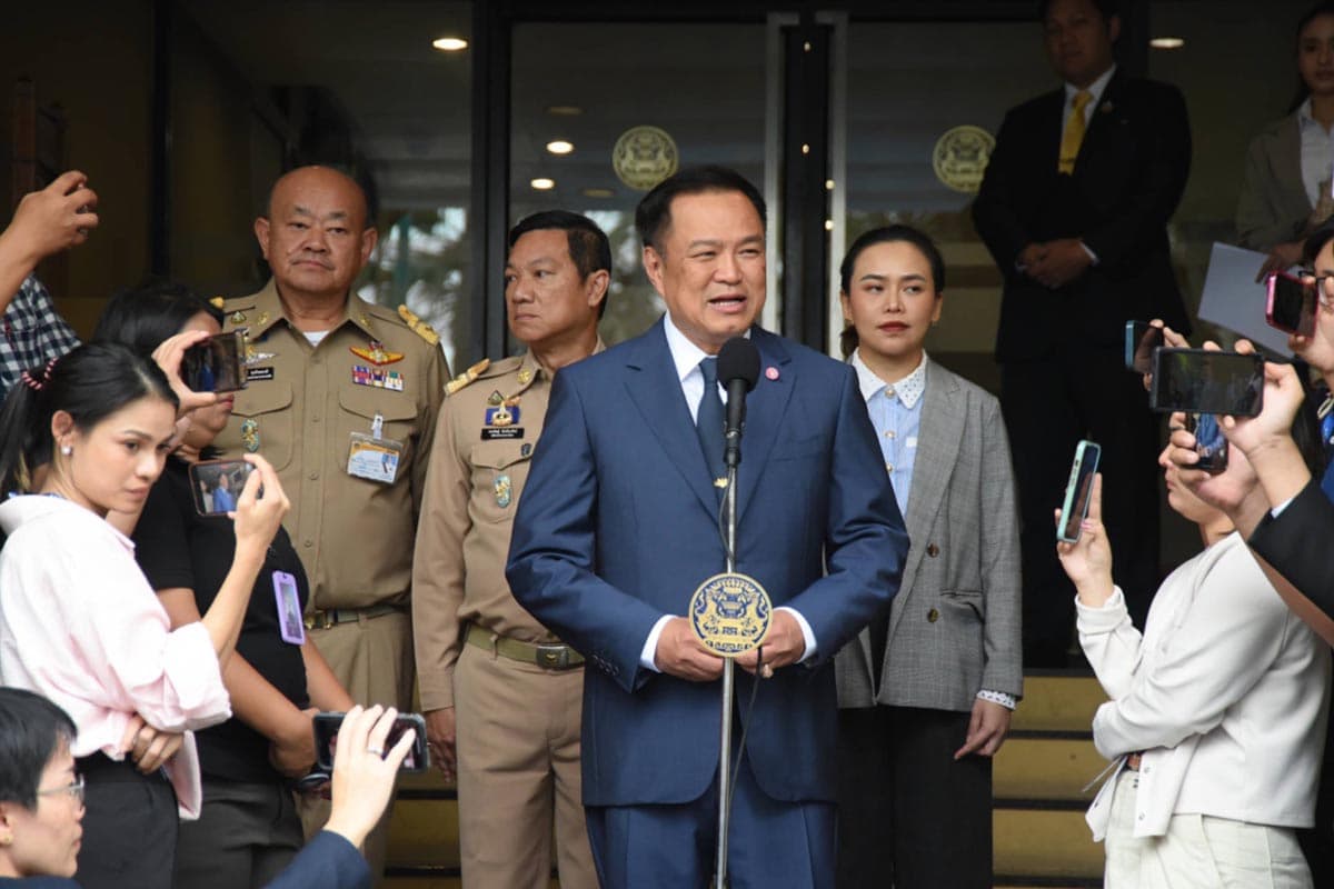Ministry_of_Interior_pays_10_000_baht_per_house_to_help_with_the_cost_of_cleaning_up_mud_and_soil_for_flood_victims_SPACEBAR_Photo01_3bb124b68b.jpg