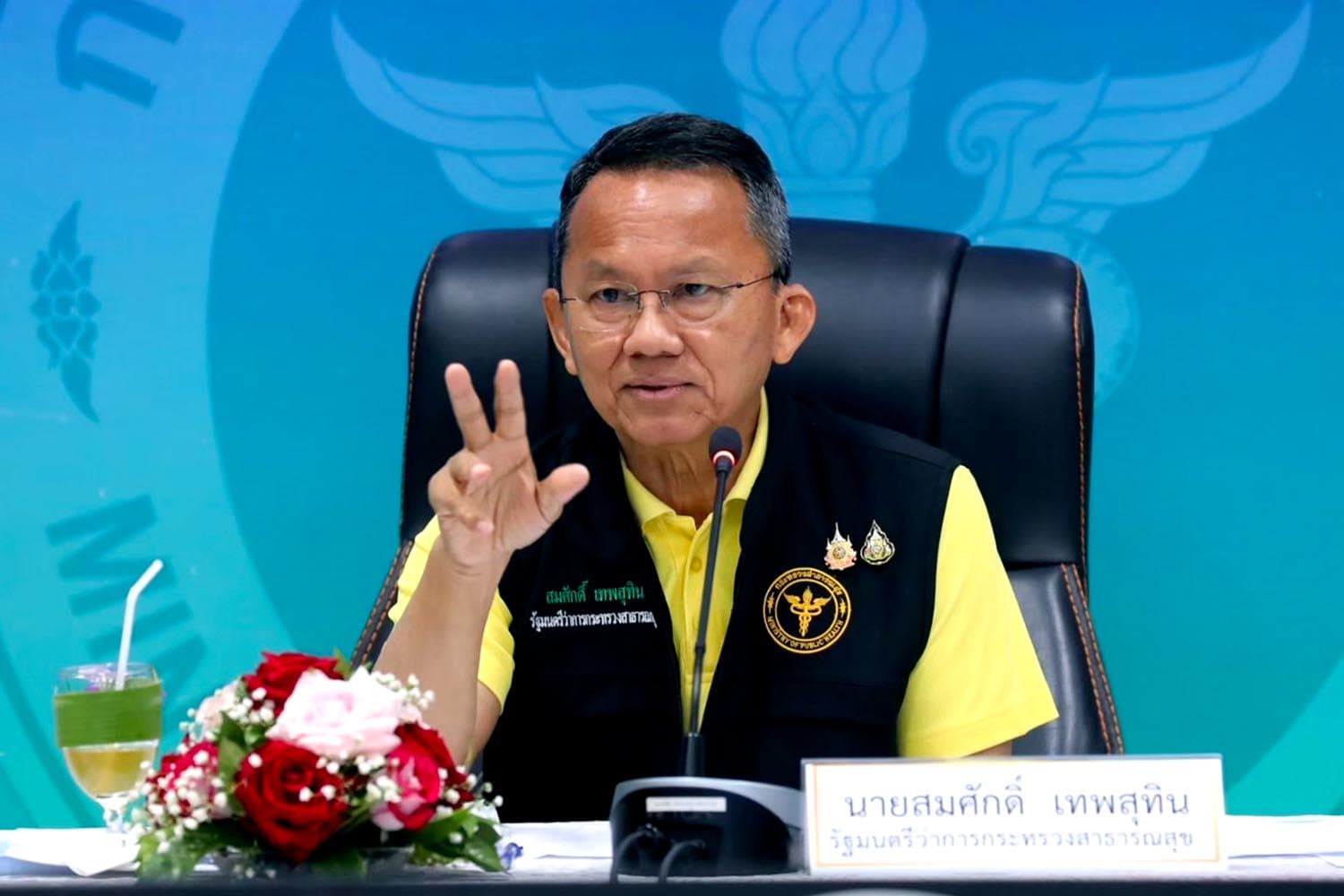 Ministry_of_Public_Health_arranges_team_to_take_care_of_people_welcome_the_King_Royal_boat_procession_SPACEBAR_Hero_03e01cdab3.jpg