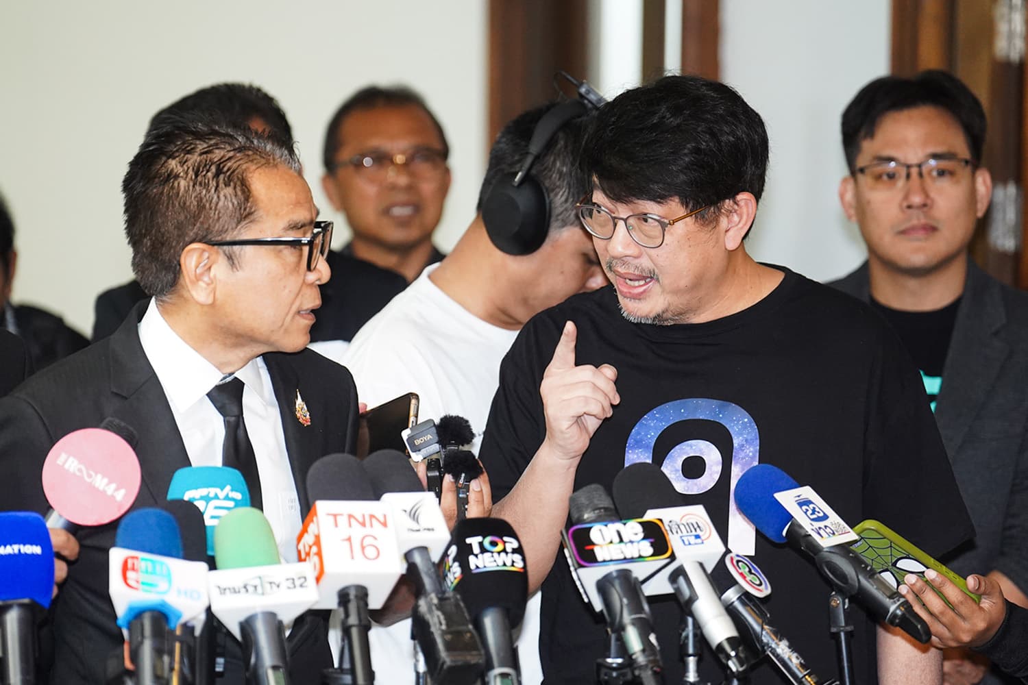 Photo Story ‘ยิ่งชีพ - บก.ลายจุด’ บุกตามล่า ‘แสวง’ คุยปม ‘ประชามติ’