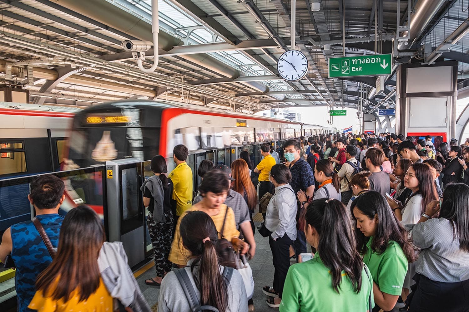 NIDA_Poll_reveals_that_people_view_free_electric_trains_as_doing_very_little_to_solve_PM_2_5_dust_in_Bangkok_SPACEBAR_Hero_e4c2514beb.jpg