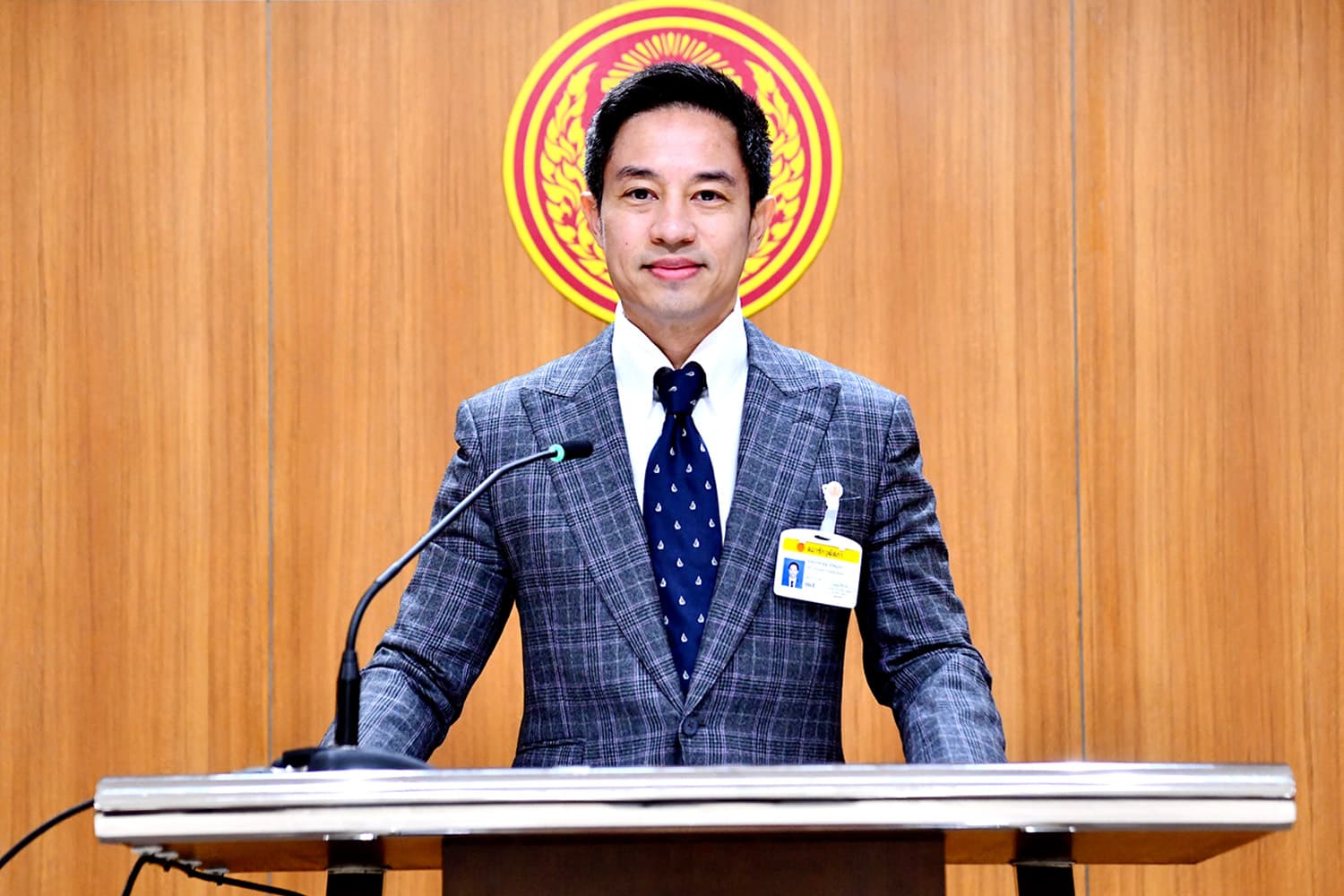 รถต่อแถวยาวเข้าปั๊ม ‘สว.นรเศรษฐ์’ ถาม ‘รัฐบาล’ น้ำมันสำรองหายไปไหน