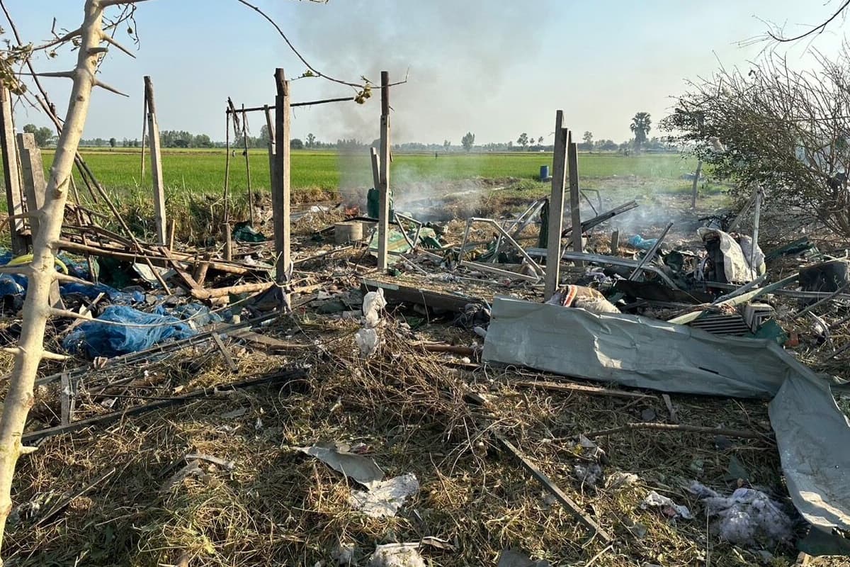 PM_saddened_by_the_Suphanburi_fireworks_factory_explosion_SPACEBAR_Photo02_becc0ca837.jpg