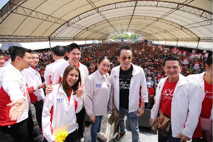 Paethongtarn_led_the_Phueathai_campaign_in_Nakhon_Ratchasima_to_raise_the_flag_of_the_province_SPACEBAR_Photo02_58856a00c1.jpeg