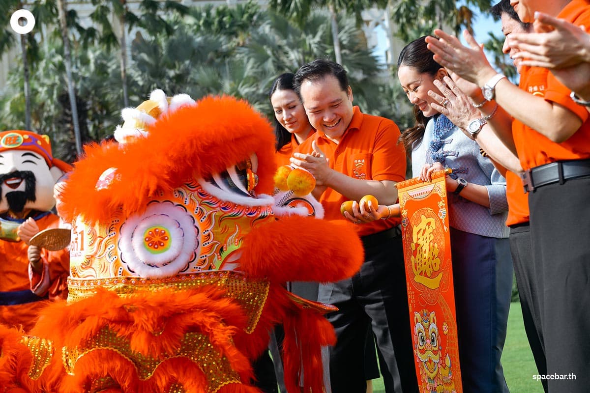 Paetongtarn_Shinawatra_watches_the_lion_dance_in_front_of_Government_House_SPACEBAR_Photo04_d5f69d67da.jpg