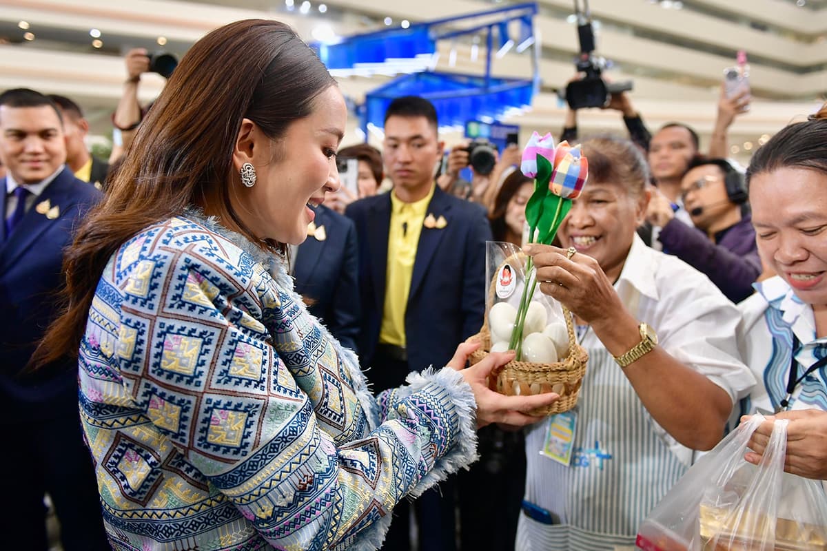 Paetongtarn_opening_ceremony_30_baht_treatment_everywhere_Bangkok_SPACEBAR_Photo04_cc876bbe9a.jpg