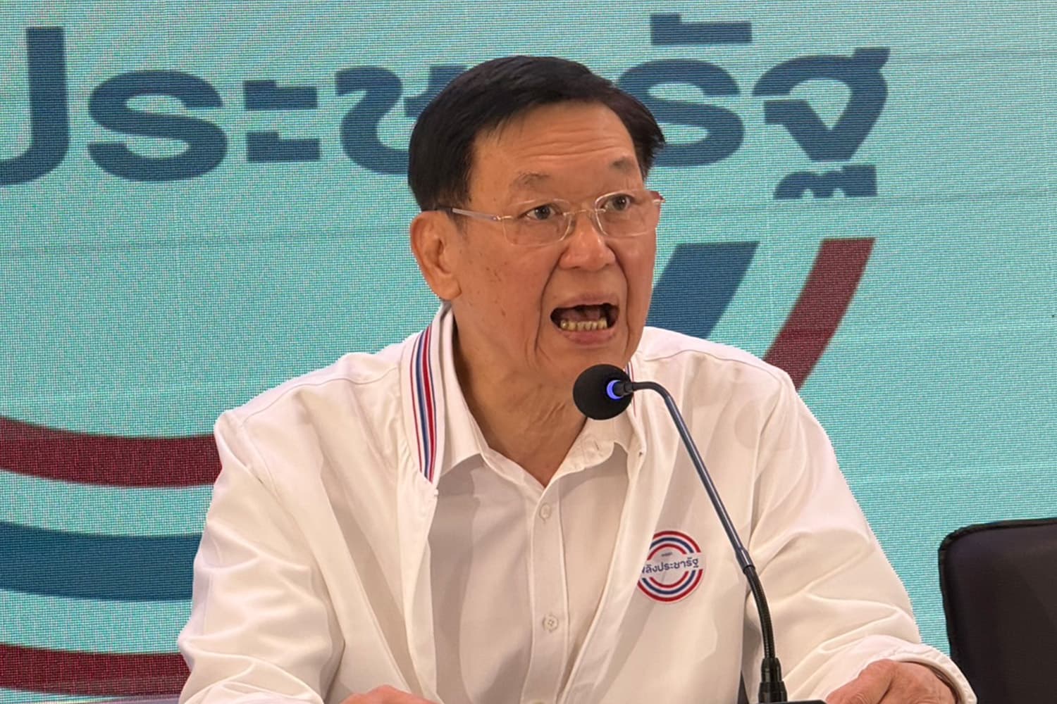 Paiboon_points_out_that_he_will_know_for_sure_on_10_October_The_end_of_the_Pheu_Thai_Party_SPACEBAR_Hero_5523d97b5a.jpg