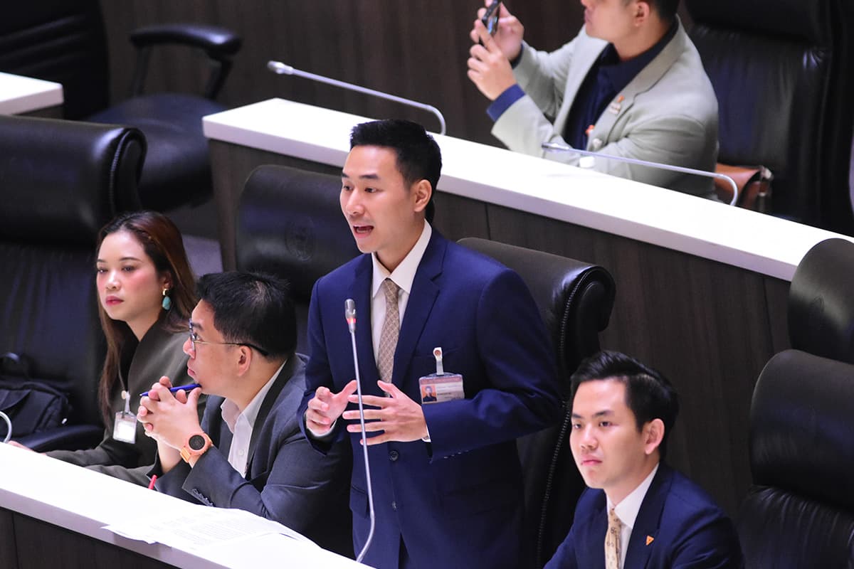 Paramait-questions-anutin-over-samsen-road-collapse-SPACEBAR-Photo01.jpg