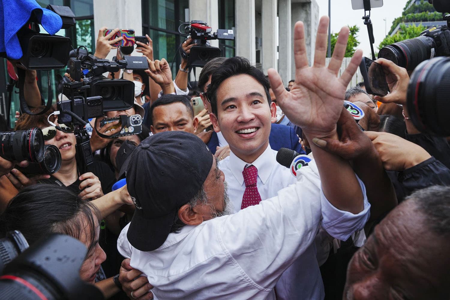 Parliament_Support_Pita_PM_Vote_Police_Congregate_SPACEBAR_Hero_d6d7c3a876.jpeg