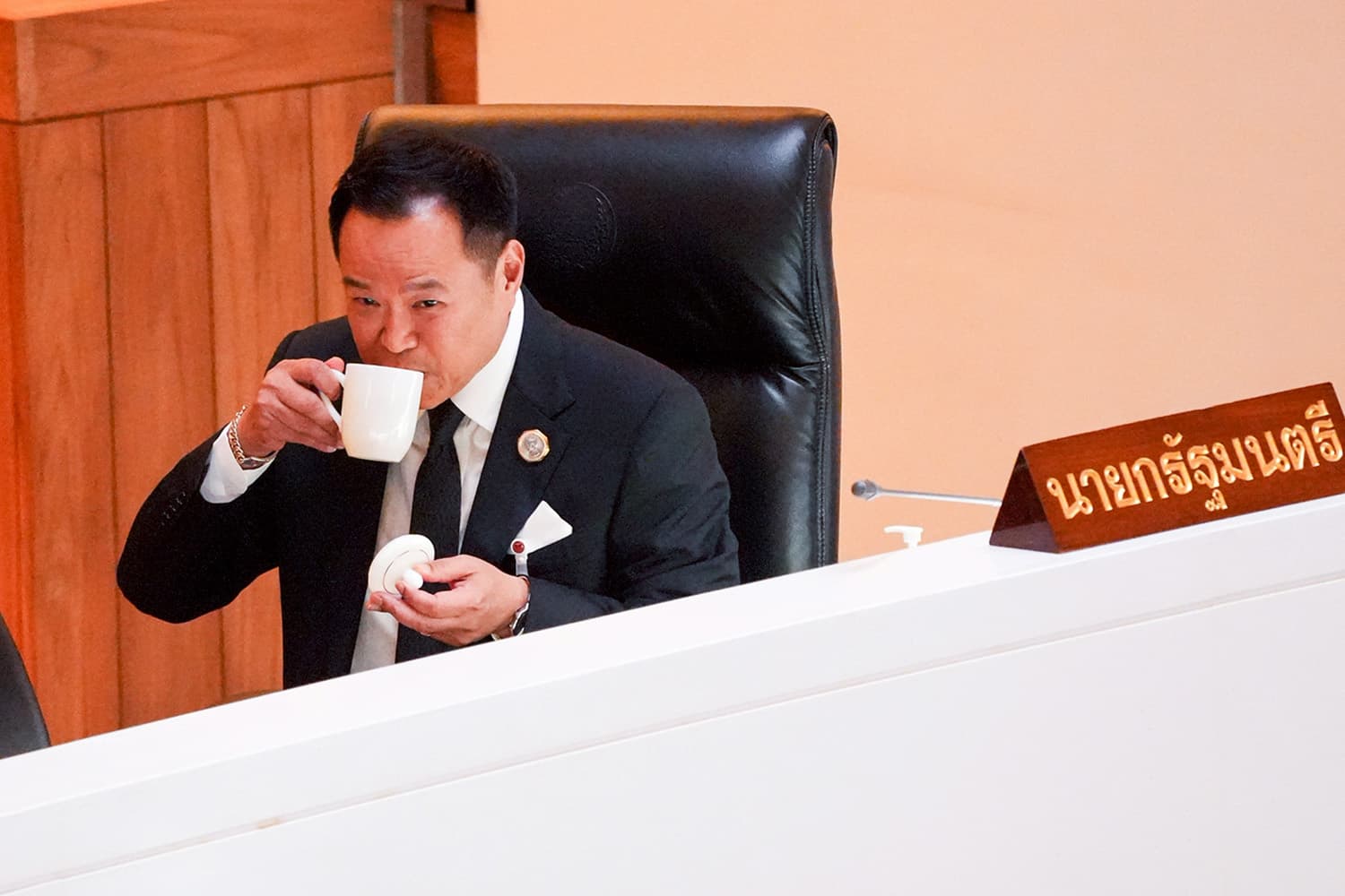 Photo Story ‘นายกฯ’ จิบน้ำรอ ก่อนแถลงนโยบาย ขณะ สส.เข้าประชุมพร้อมหน้า