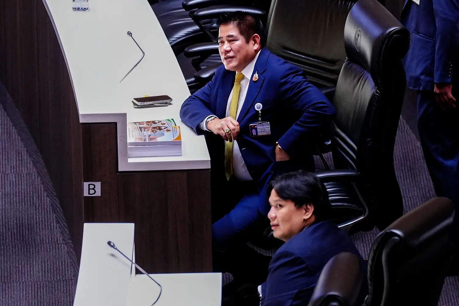 Photo Story 'ธรรมนัส' เดินทักทายรอบสภา จับตา 'กล้าธรรม' โหวตทางไหน