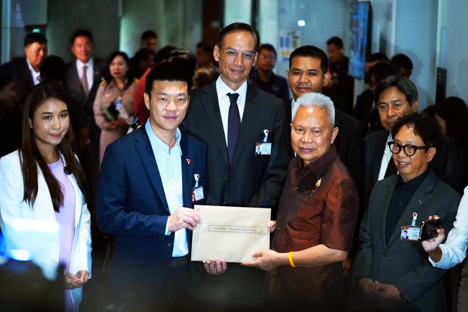 เงินเยียวยาเป็นตัวประกัน! ‘ฝ่ายค้าน’ ยื่นส่ง ศาล รธน. ยับยั้ง 2 แสนล้าน ปรับโครงพลังงาน