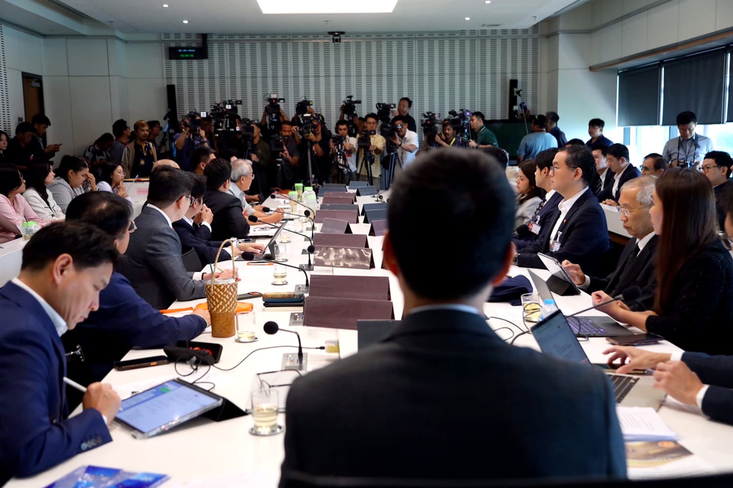 'ครม.เงาส้ม' แถลงนัดแรก 'แลนด์บริดจ์' ซ้ำรอย EEC-'พ.ร.บ.เงินกู้' ใช้เงินแบบไร้หลักการ