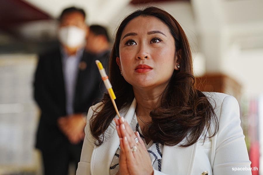 Pheu_Thai_Party_pays_homage_to_Bangkok_City_Pillar_Shrine_after_dissolved_the_parliament_SPACEBAR_Photo03_8ea62da8f2.jpeg