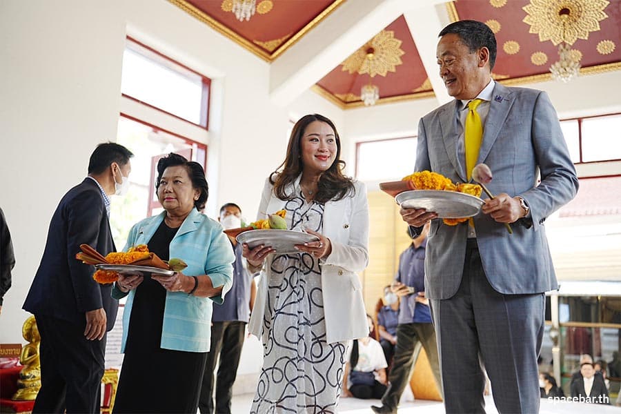 Pheu_Thai_Party_pays_homage_to_Bangkok_City_Pillar_Shrine_after_dissolved_the_parliament_SPACEBAR_Photo05_00c3299712.jpeg