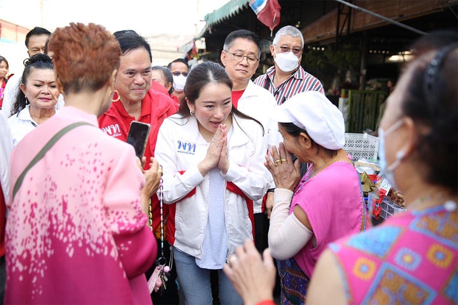 Pheu_Thai_Party_visits_Nonthaburi_market_SPACEBAR_Photo04_34b449cf68.jpeg