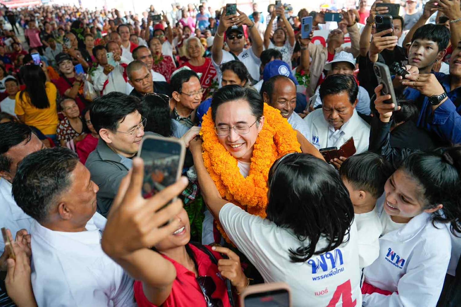 ‘ยศชนัน’ ควง ‘สมชาย’ หาเสียง ‘เมืองคอน’ ลั่นภาคใต้มีบุญคุณกับ ‘ครอบครัววงศ์สวัสดิ์’