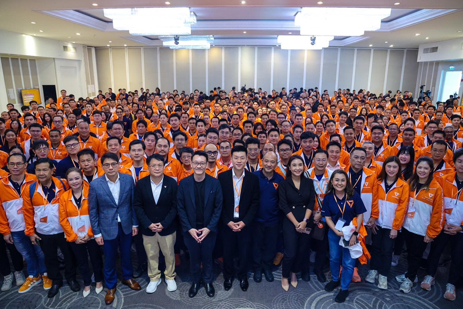 Photo Story : ท่องไว้ ‘รบ.ประชาชน’ ปชน.ขออาสาพาประเทศพ้น ‘เทา’