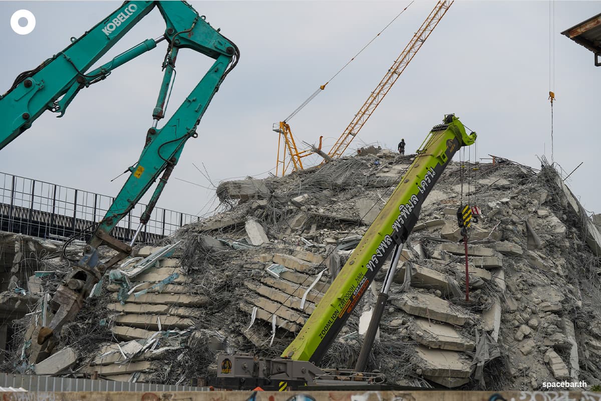 Photo_Story_Myanmar_interpreter_Building_collapse_SPACEBAR_Photo07_0420b32ec0.jpg