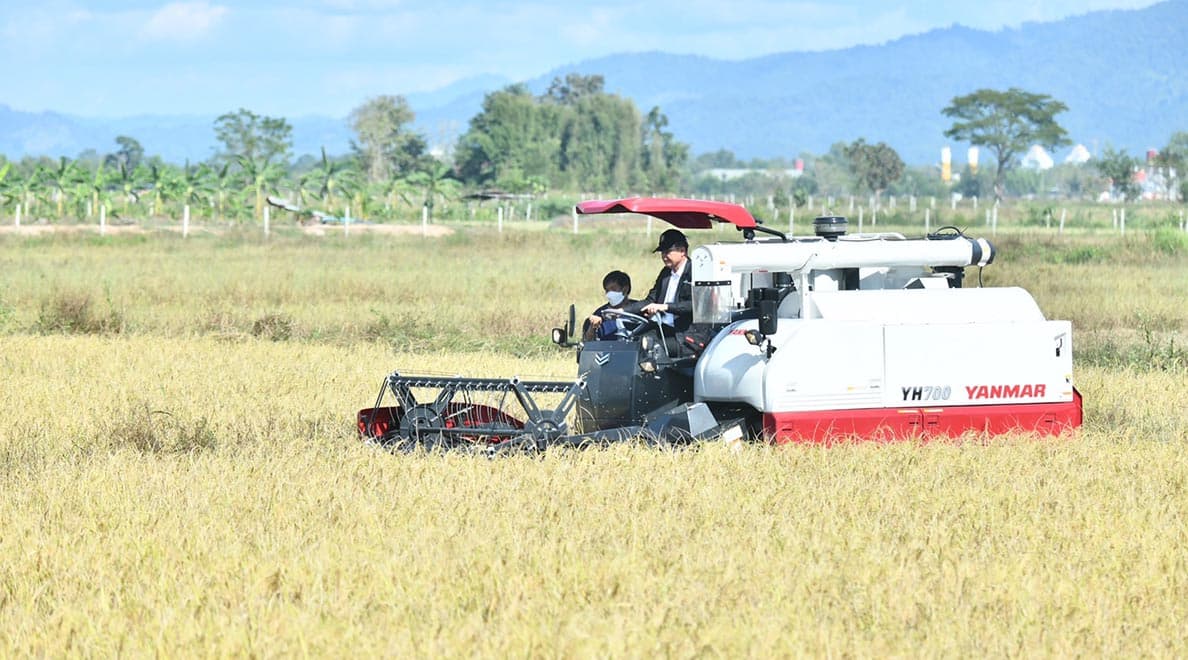 Photo_Story_Prime_Minister_drives_harvester_in_Chiang_Rai_SPACEBAR_Photo02_ea3cfe8f08.jpeg