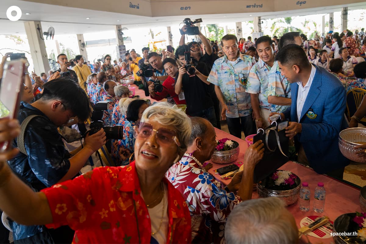 Photo_Story_Surachet_join_the_Songkran_festival_for_the_people_South_psd_SPACEBAR_Photo04_ff51b5a02a.jpg