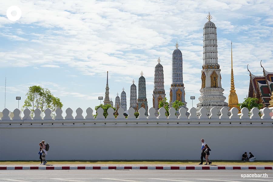 Photostory_Chinese_tourists_at_wat_phr_kaew_SPACEBAR_Photo08_71a042aced.jpeg