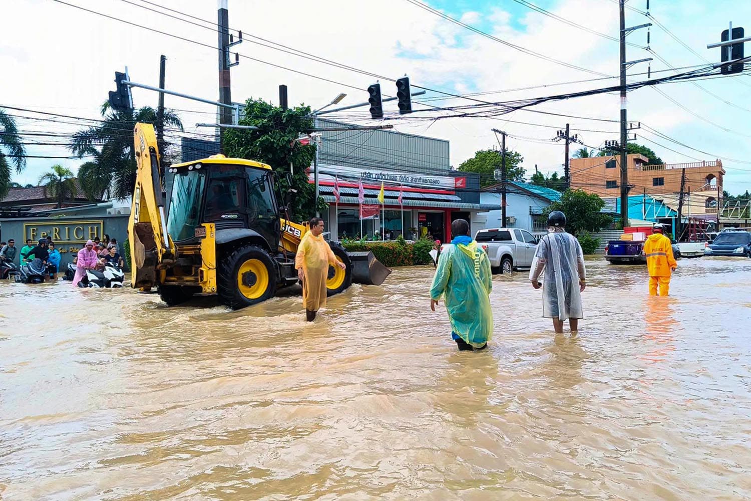 ภูเก็ตวิกฤต! ฝนสะสมตกแช่นาน 2 วัน น้ำท่วมหลายจุด เทศบาลเตือน “ธงแดง” คลองหลักรับมือระดับน้ำเพิ่มสูงขึ้น