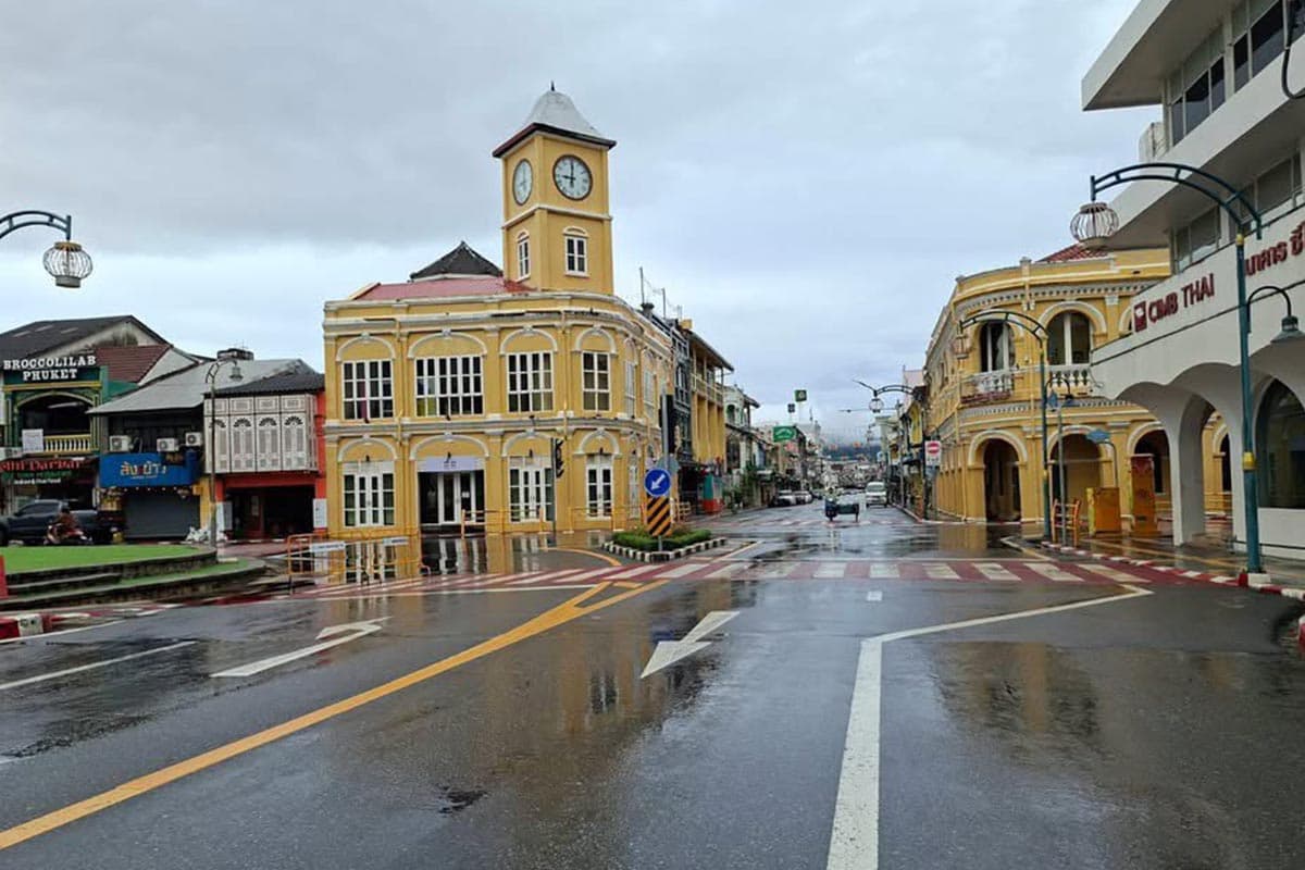 Phuket-remains-in-a-critical-situation-with-accumulated-rainfall-causing-high-flood-levels-in-many-areas-SPACEBAR-Photo07.jpg