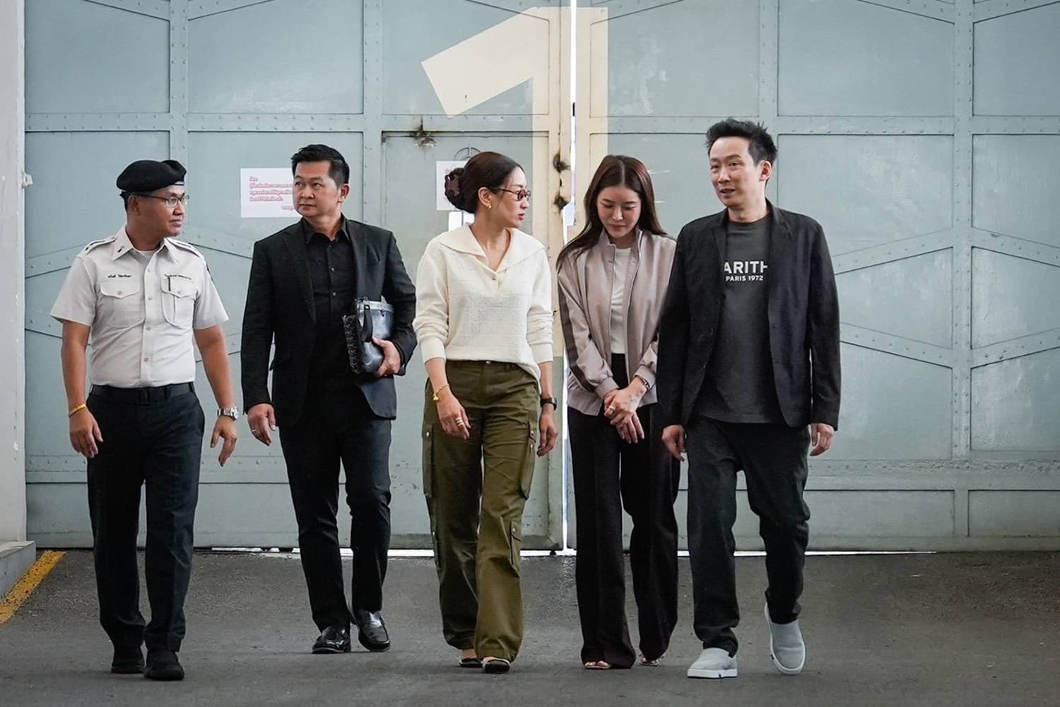 Photo Story : ‘พี่น้องชินวัตร’ เคาท์ดาวน์ รอ ‘พ่อ’ พักโทษ