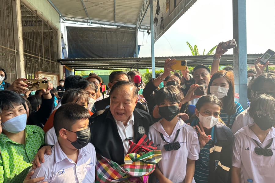 Prawit_and_company_went_to_Pathum_Thani_SPACEBAR_Photo01_ee64de28a8.jpeg