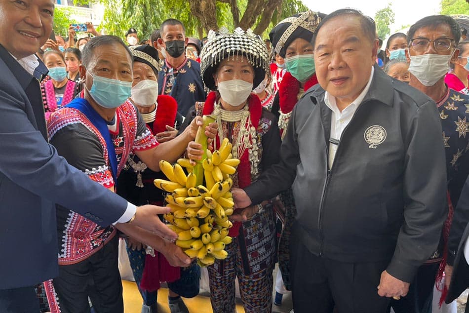 Prawit_grants_land_rights_to_the_people_of_Kamphaeng_Phet_SPACEBAR_Photo02_1736af8c6a.jpeg