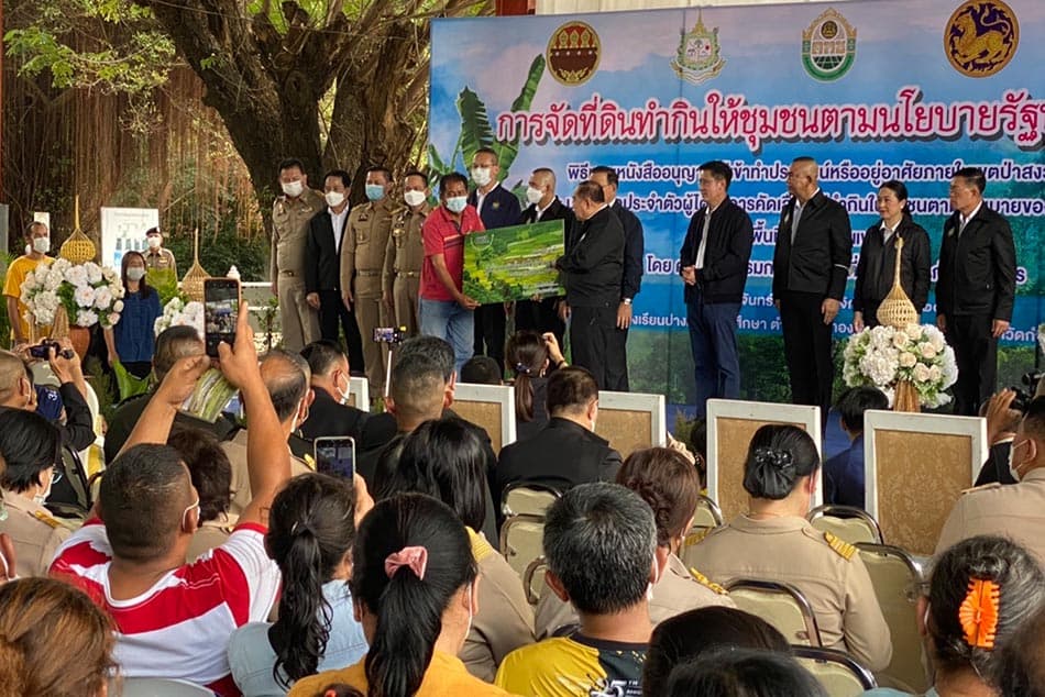 Prawit_grants_land_rights_to_the_people_of_Kamphaeng_Phet_SPACEBAR_Photo03_39add42105.jpeg
