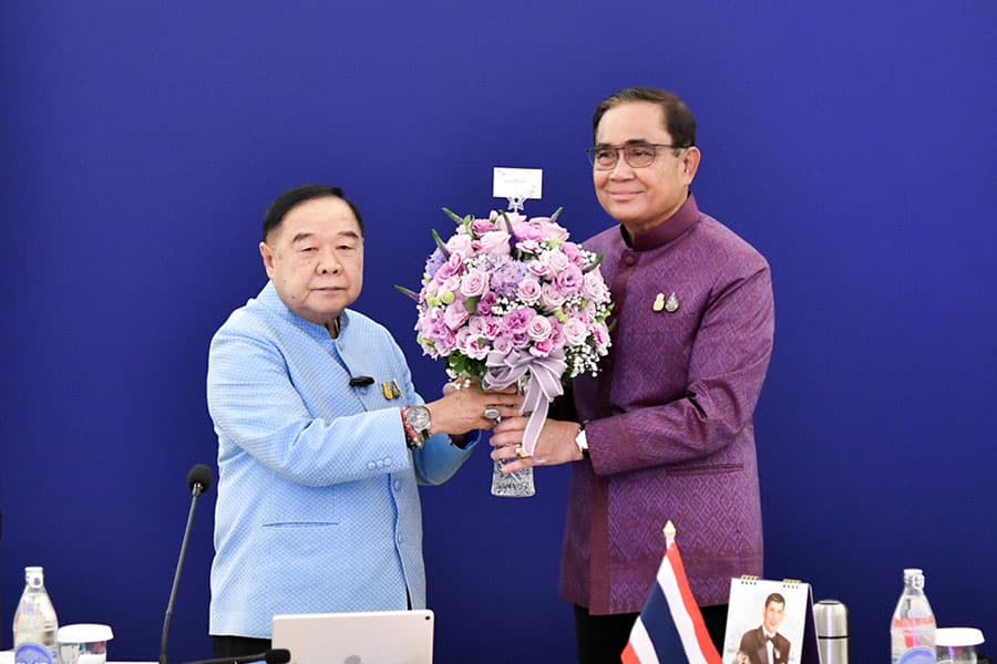 Prawit_leads_the_Cabinet_to_wish_Prayut_a_happy_birthday_SPACEBAR_Photo01_6f837c107c.jpeg