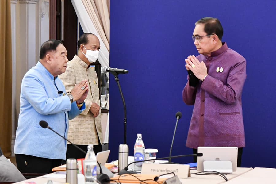 Prawit_leads_the_Cabinet_to_wish_Prayut_a_happy_birthday_SPACEBAR_Photo02_13cb816a92.jpeg