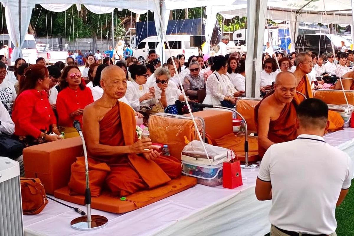 Prawit_leads_the_PPRP_team_to_the_south_to_the_northeast_Make_merit_and_support_religion_SPACEBAR_Photo05_00e5c9abeb.jpg