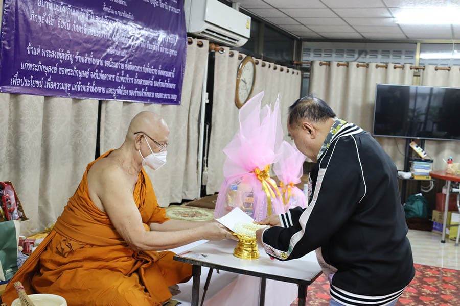 Prawit_makes_merit_on_Makha_Bucha_Day_walks_in_Bang_Lamphu_cheers_for_Prime_Minister_SPACEBAR_Photo01_3e6c0a2dc0.jpeg