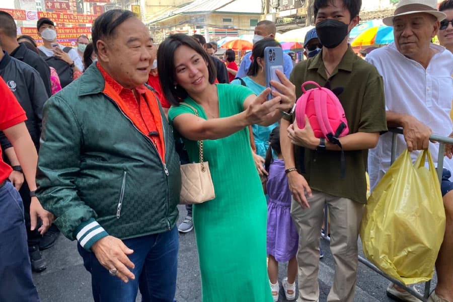 Prawit_went_to_Chinatown_to_make_merit_for_Chinese_New_Year_before_Prayut_came_in_the_evening_SPACEBAR_Photo02_5b955a0480.jpeg