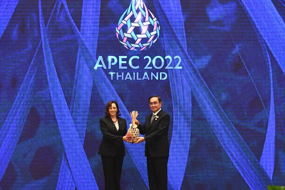 Prayut_gives_Chalom_to_US_Vice_President_to_send_baton_to_host_APEC_2023_SPACEBAR_Photo01_2dc5d25a35.jpeg