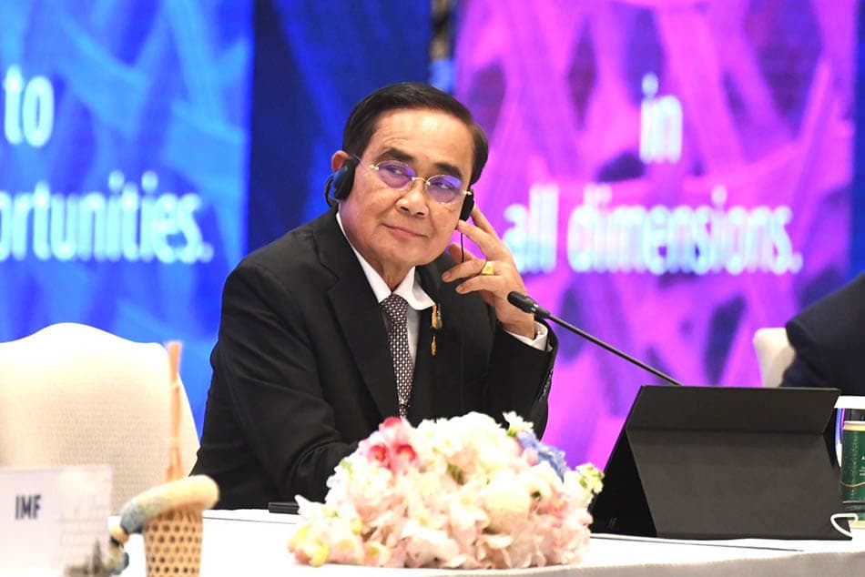 Prayut_gives_Chalom_to_US_Vice_President_to_send_baton_to_host_APEC_2023_SPACEBAR_Photo02_380d5e1760.jpeg