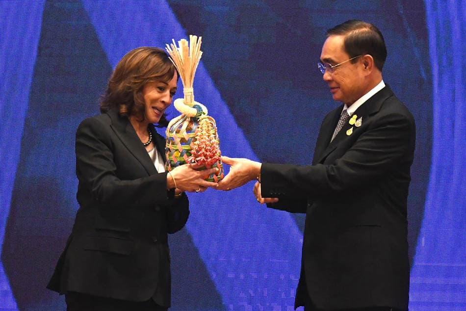 Prayut_gives_Chalom_to_US_Vice_President_to_send_baton_to_host_APEC_2023_SPACEBAR_Photo03_34c51580e8.jpeg