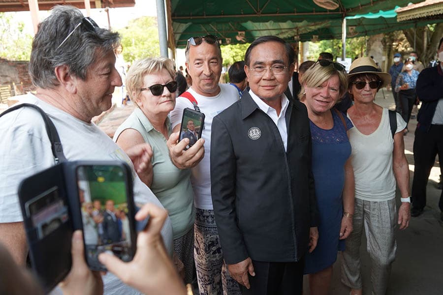 Prayut_goes_to_the_government_inspection_area_Ayutthaya_province_SPACEBAR_Photo02_24c1f2452c.jpeg