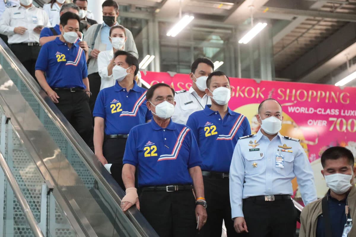 Prayut_leads_the_team_to_visit_Udon_Thani_prepares_a_speech_queue_for_3_stages_SPACEBAR_Photo01_456cb04f56.jpeg