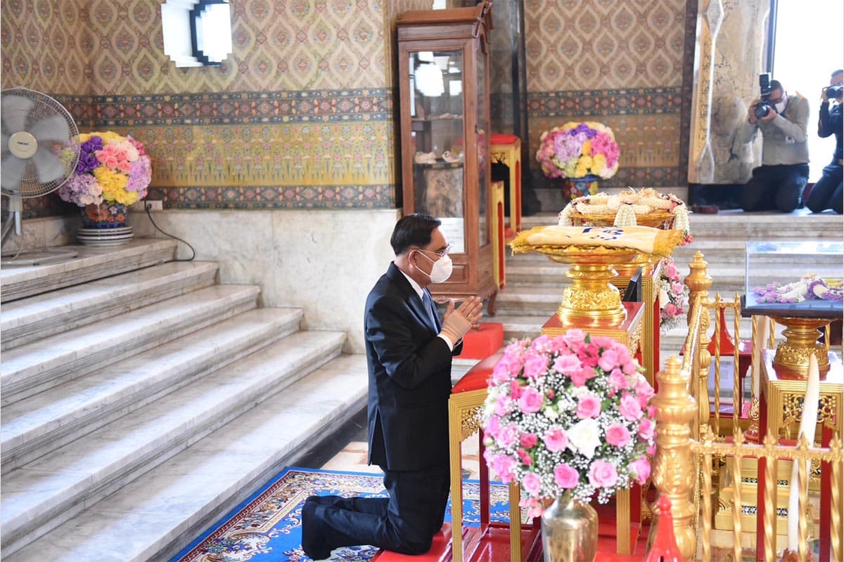 Prayut_sacrifice_City_Pillar_Shrine_before_going_to_Chiang_Mai_SPACEBAR_Photo01_c8ff960bc1.jpeg