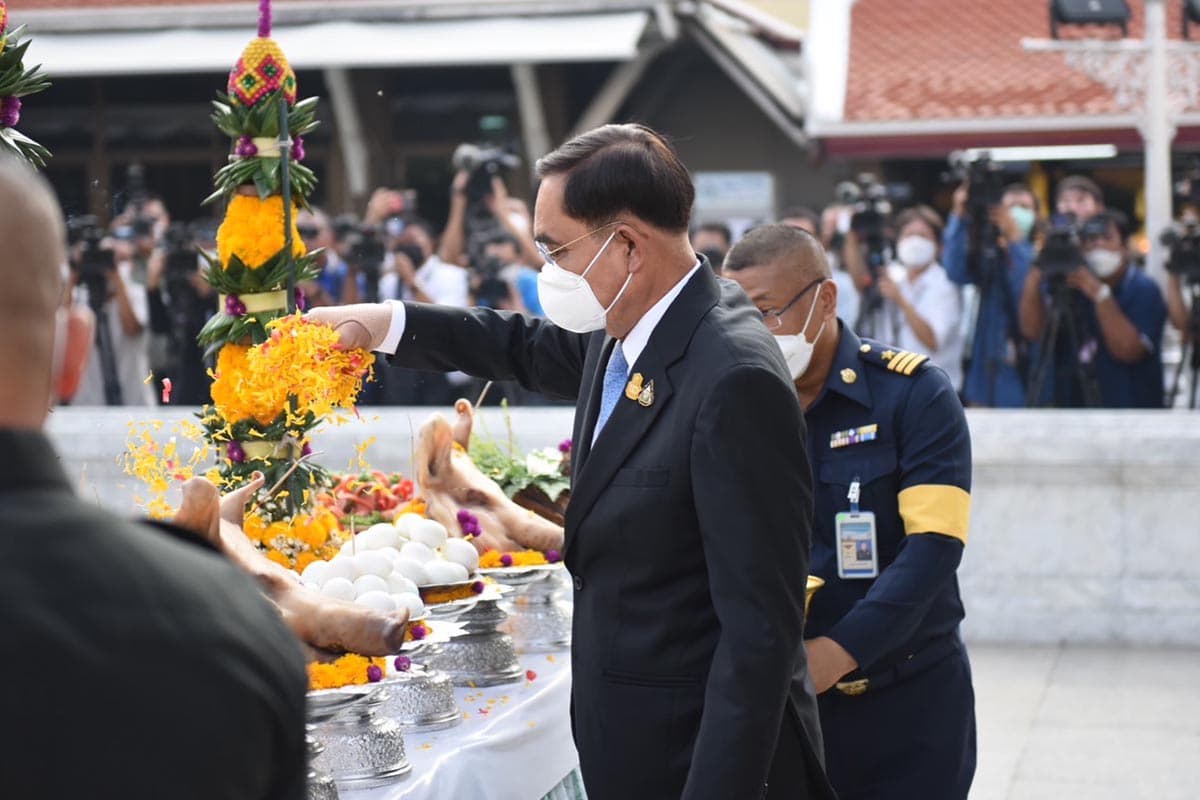 Prayut_sacrifice_City_Pillar_Shrine_before_going_to_Chiang_Mai_SPACEBAR_Photo02_f0a9f7fbba.jpeg