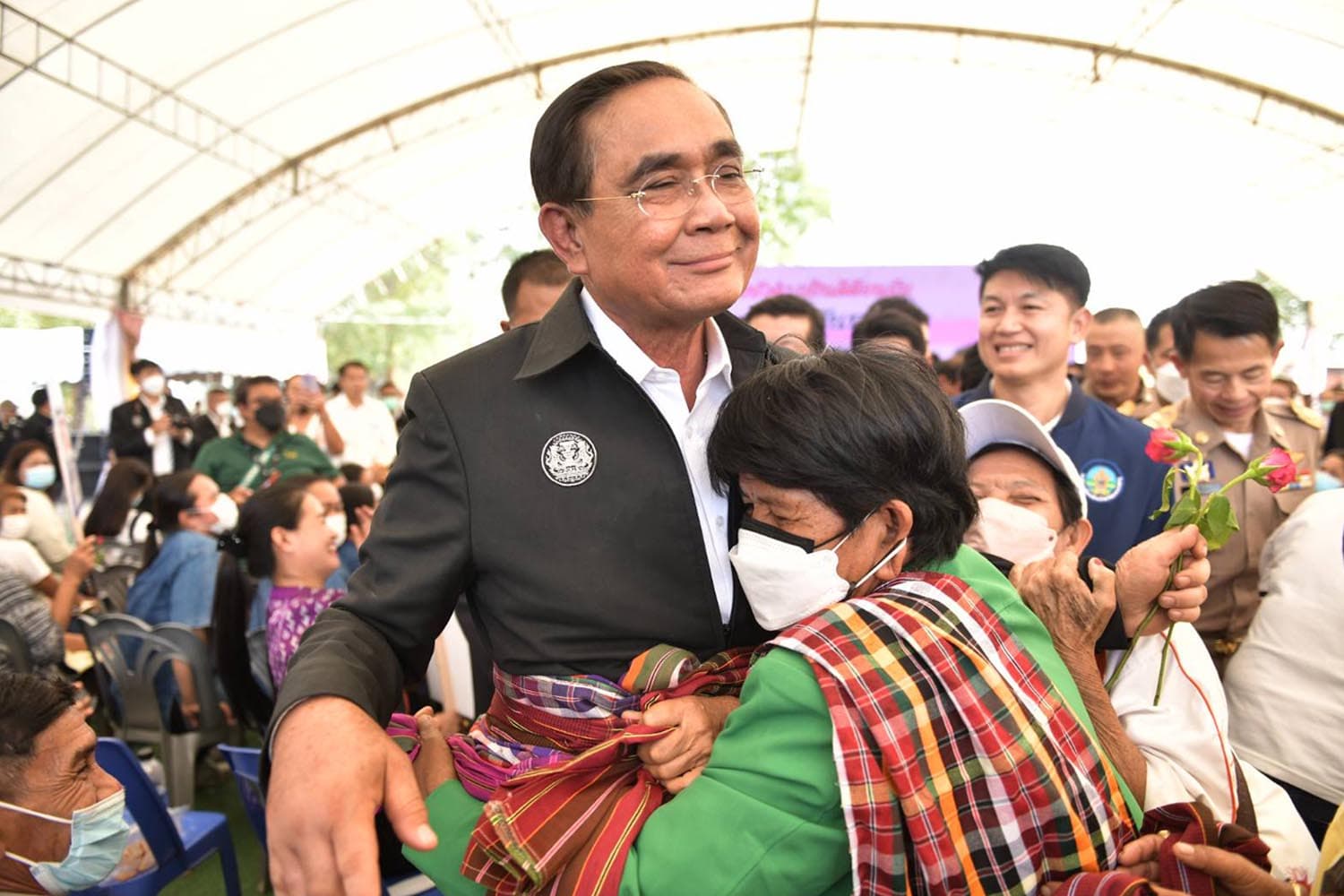 Prayut_to_Nong_Bua_Lam_Phu_crack_down_on_drugs_Please_don_t_hate_the_soldiers_SPACEBAR_Hero_16d0d11247.jpeg