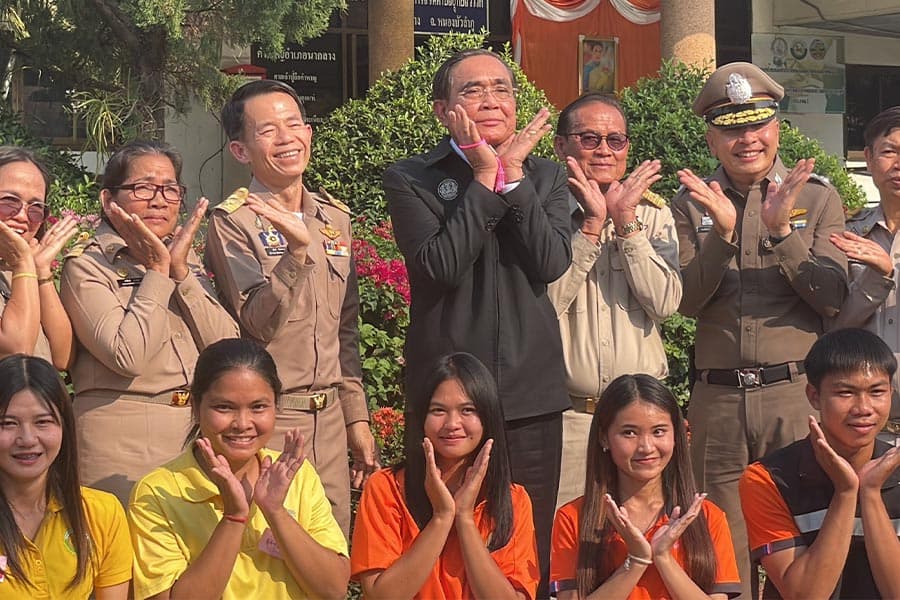 Prayut_to_Nong_Bua_Lam_Phu_crack_down_on_drugs_Please_don_t_hate_the_soldiers_SPACEBAR_Photo02_9bcb4268b7.jpeg