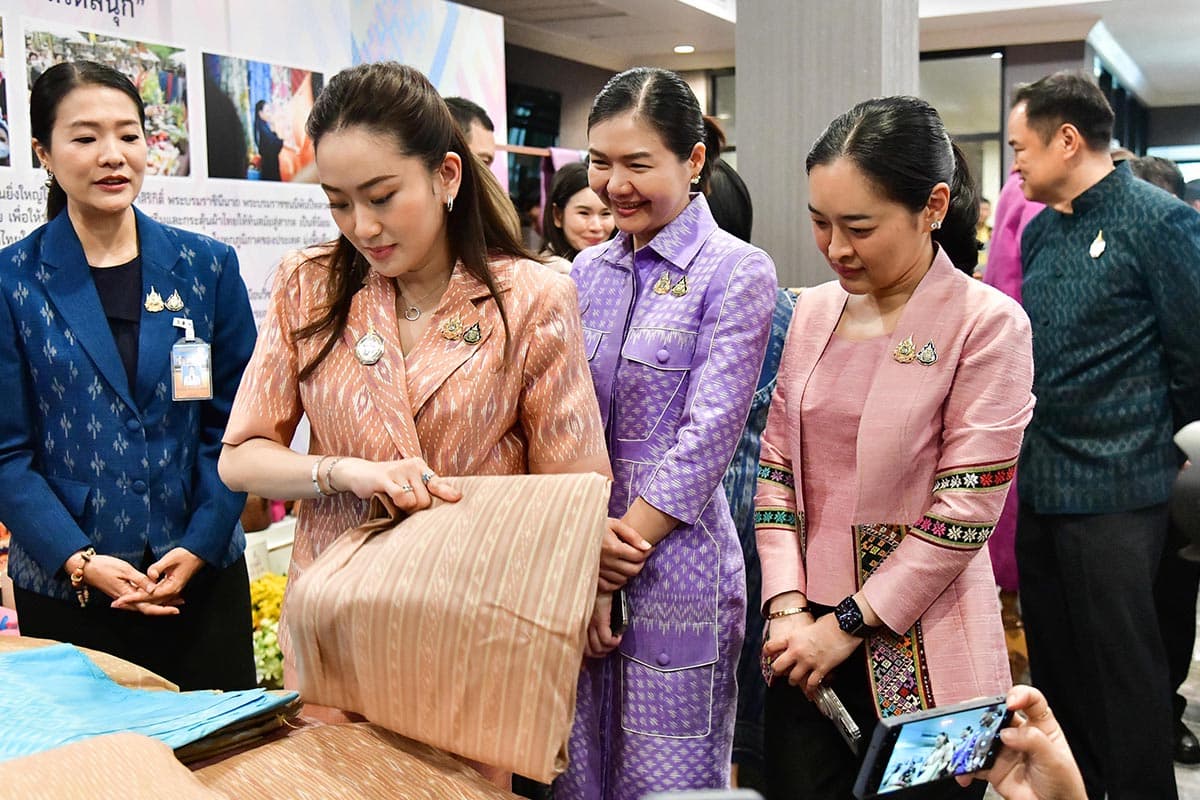 Prime_Minister_Pae_Thongthan_invites_people_to_wear_Thai_clothes_to_work_SPACEBAR_Photo02_dddc28e6cd.jpg