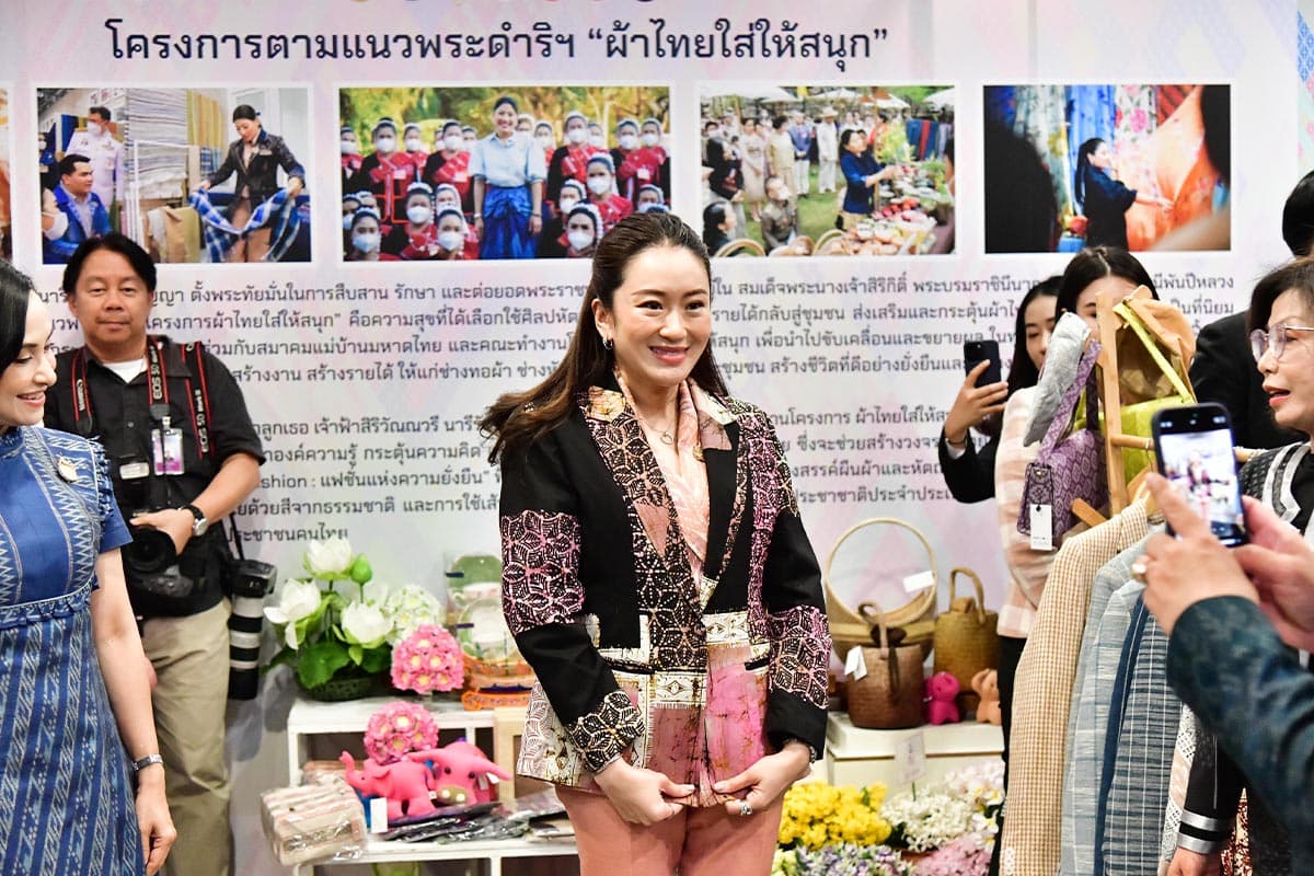 Prime_Minister_Pae_Thongthan_invites_people_to_wear_Thai_clothes_to_work_SPACEBAR_Photo03_975bd65f67.jpg